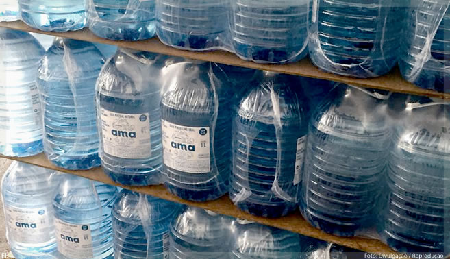 AMA, água mineral da Ambev, doa 30 mil galões para moradores do Complexo do Alemão