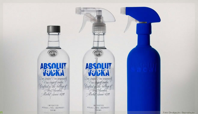 Absolut se une à grife japonesa Sacai e lança garrafa com gatilho